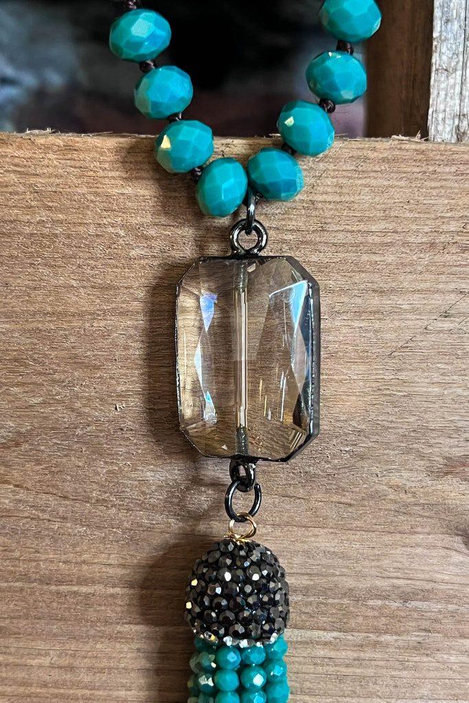 MAGICAL ENERGY CRYSTAL LONG NECKLACE IN GREEN EMERALD COLOR