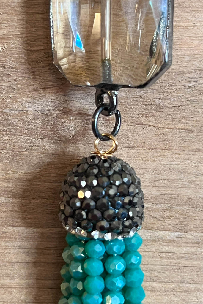 MAGICAL ENERGY CRYSTAL LONG NECKLACE IN GREEN EMERALD COLOR