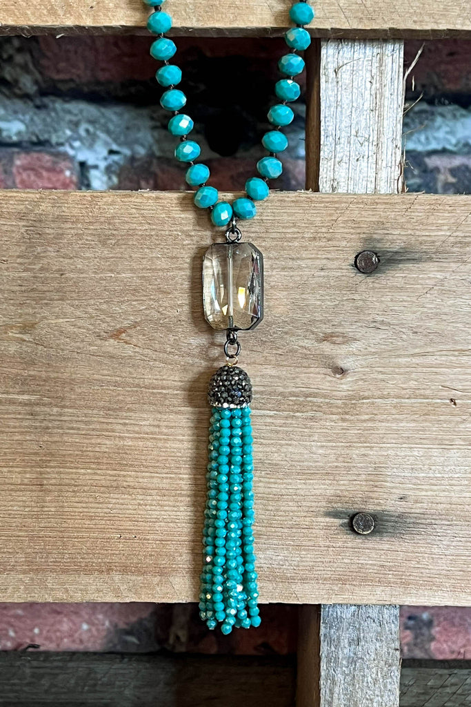 MAGICAL ENERGY CRYSTAL LONG NECKLACE IN GREEN EMERALD COLOR