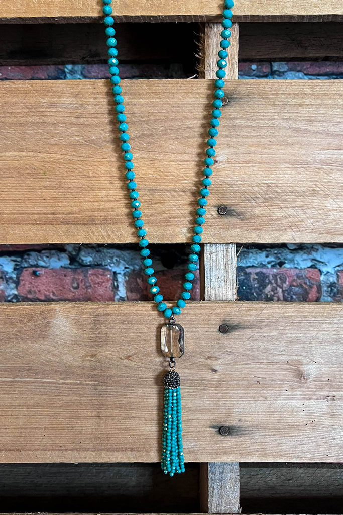 MAGICAL ENERGY CRYSTAL LONG NECKLACE IN GREEN EMERALD COLOR