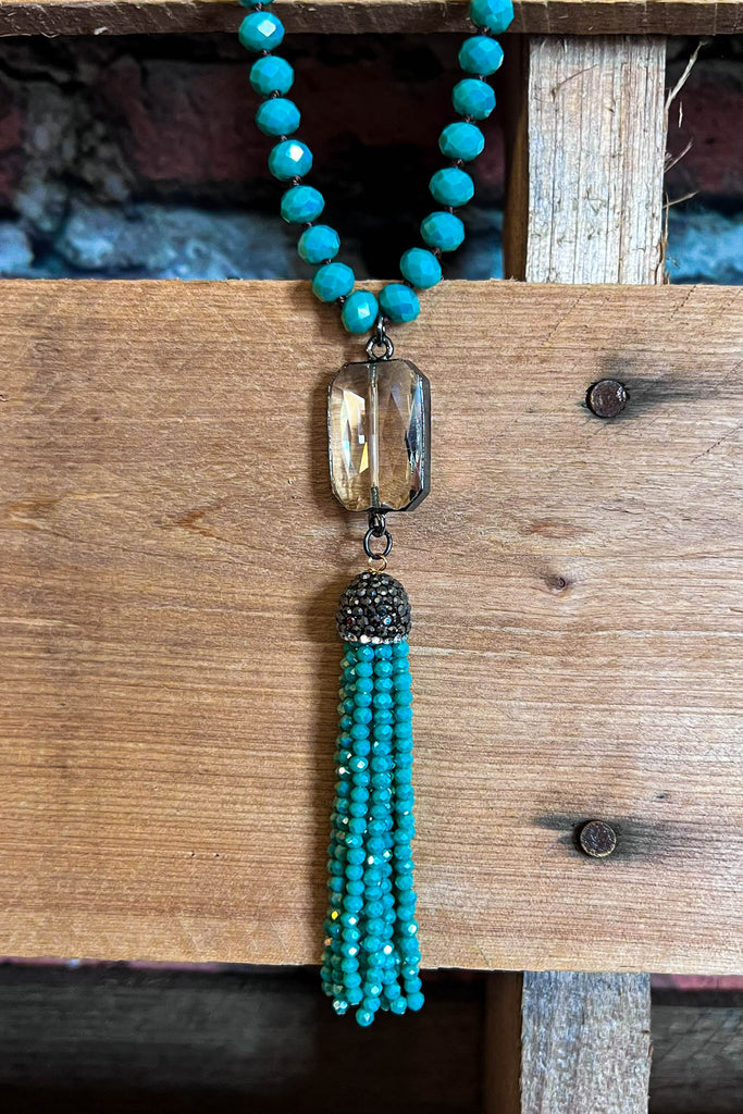 MAGICAL ENERGY CRYSTAL LONG NECKLACE IN GREEN EMERALD COLOR