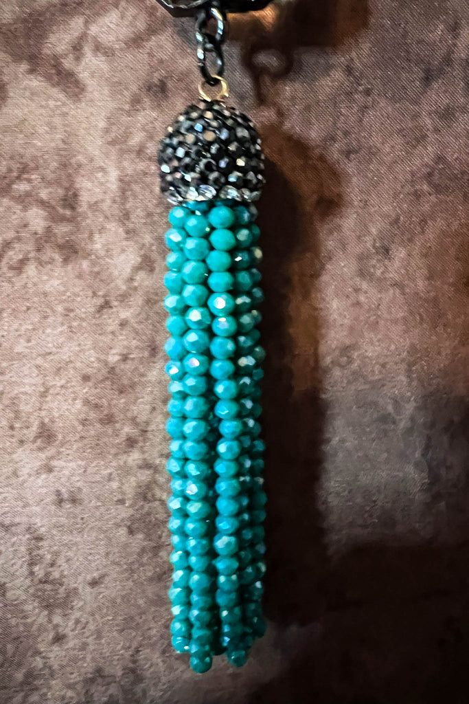 MAGICAL ENERGY CRYSTAL LONG NECKLACE IN GREEN EMERALD COLOR