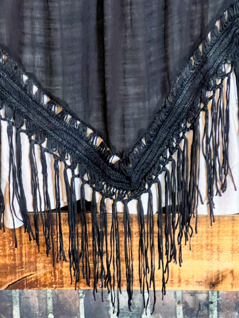 LIVING FREE BOHO CROCHET FRINGE BLACK KIMONO