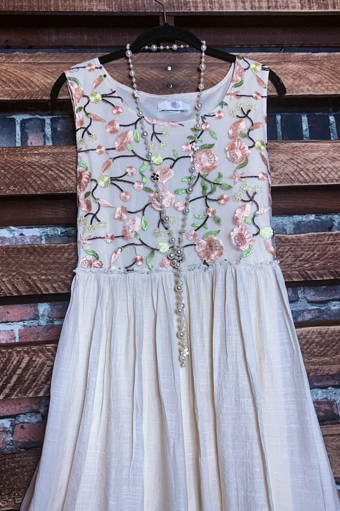 EMBROIDERED DRESS 6-8 SIZE----------SALE