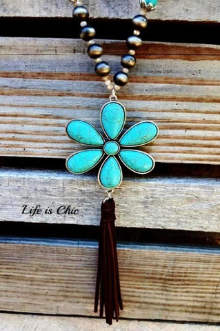 Countryside Vintage-Inspired  Necklace in Turquoise