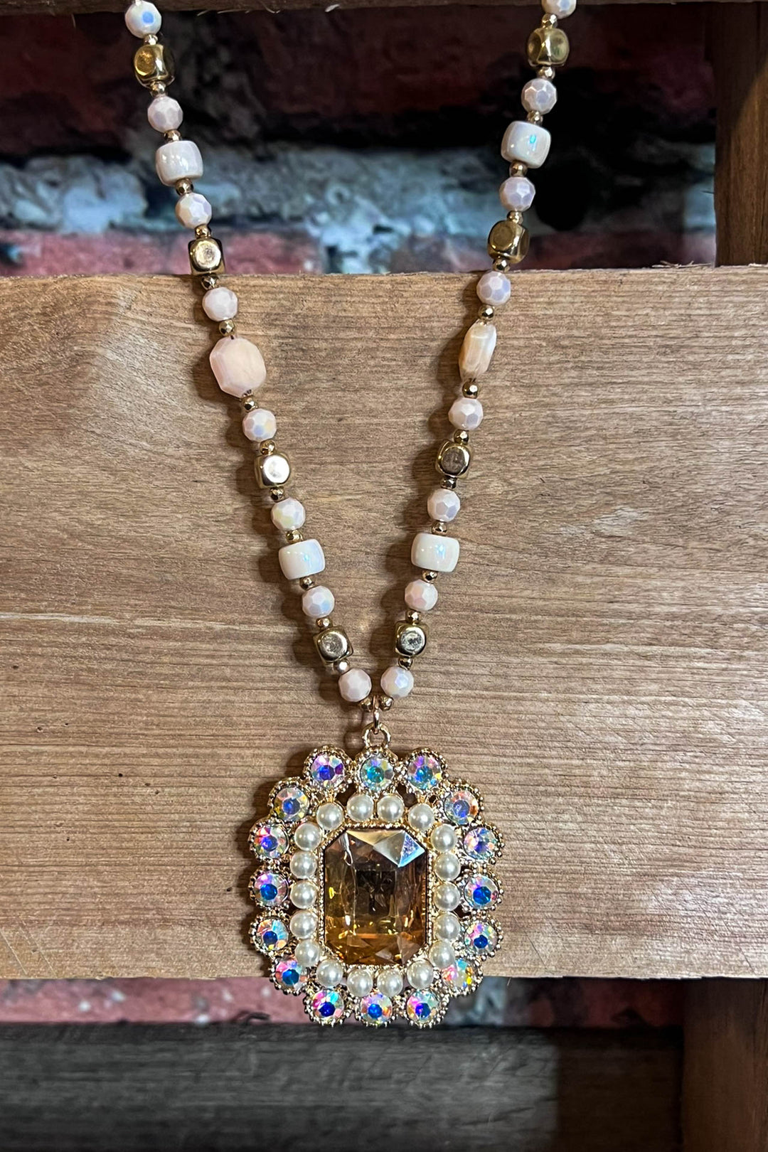 TOUCH OF BEAUTTY NECKLACE