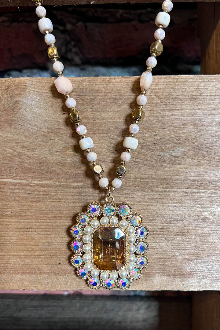 TOUCH OF BEAUTTY NECKLACE