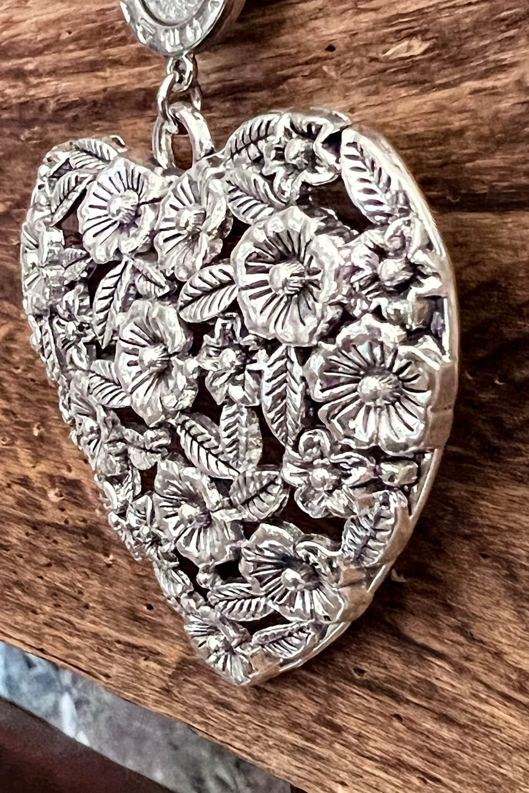 Heart of Roses Pearl Necklace