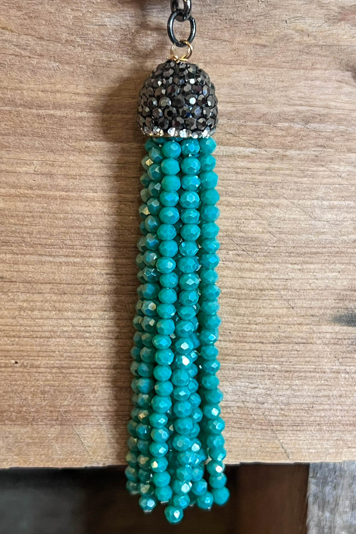 MAGICAL ENERGY CRYSTAL LONG NECKLACE IN GREEN EMERALD COLOR