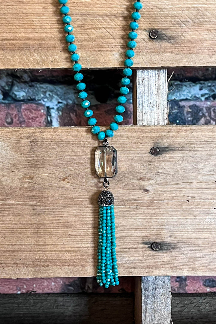 MAGICAL ENERGY CRYSTAL LONG NECKLACE IN GREEN EMERALD COLOR