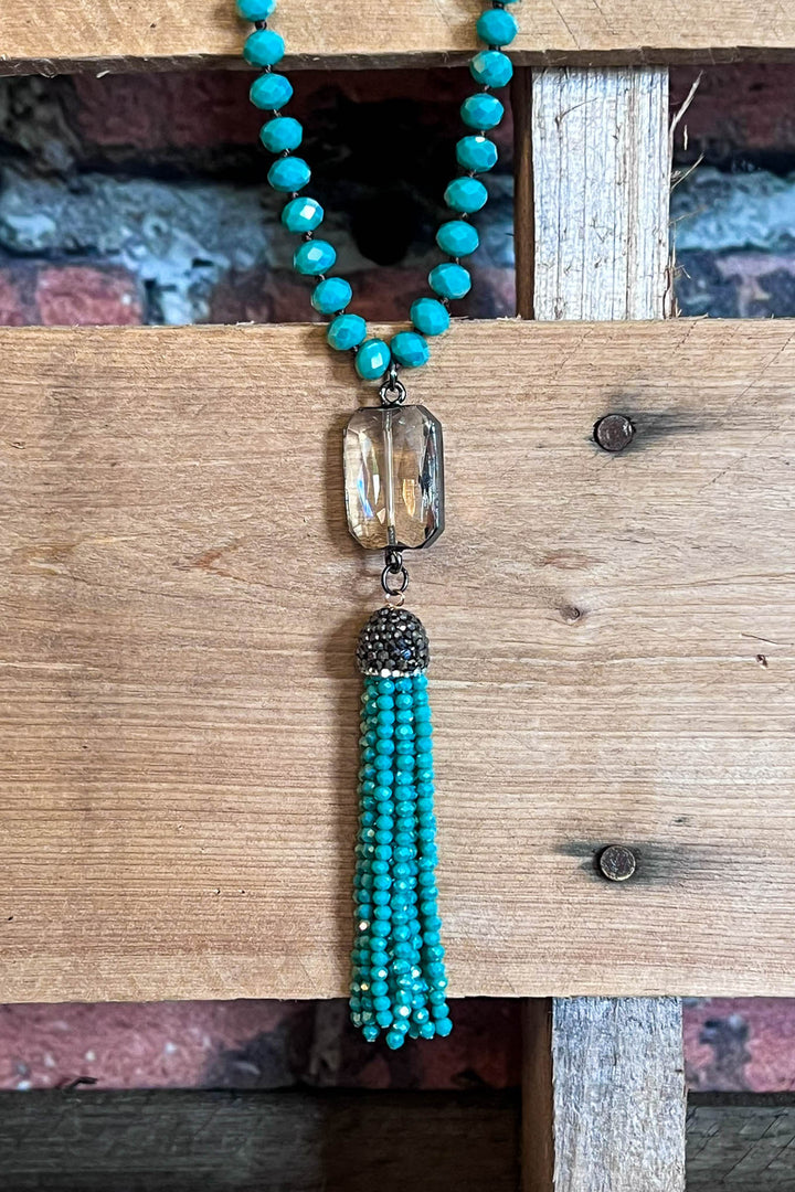 MAGICAL ENERGY CRYSTAL LONG NECKLACE IN GREEN EMERALD COLOR