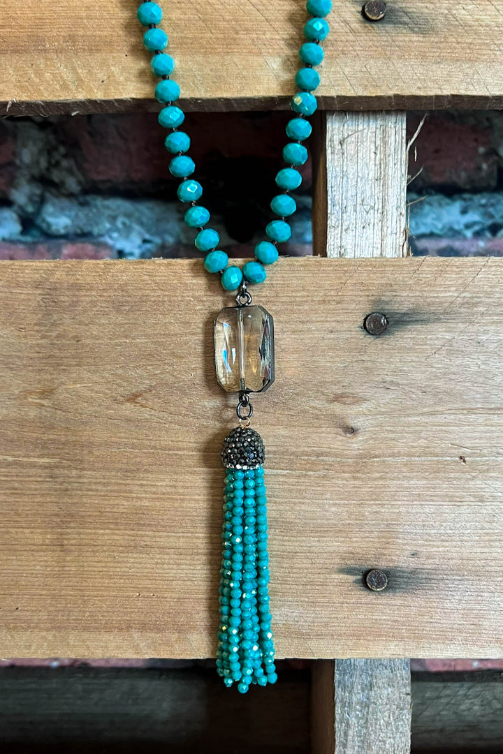 MAGICAL ENERGY CRYSTAL LONG NECKLACE IN GREEN EMERALD COLOR