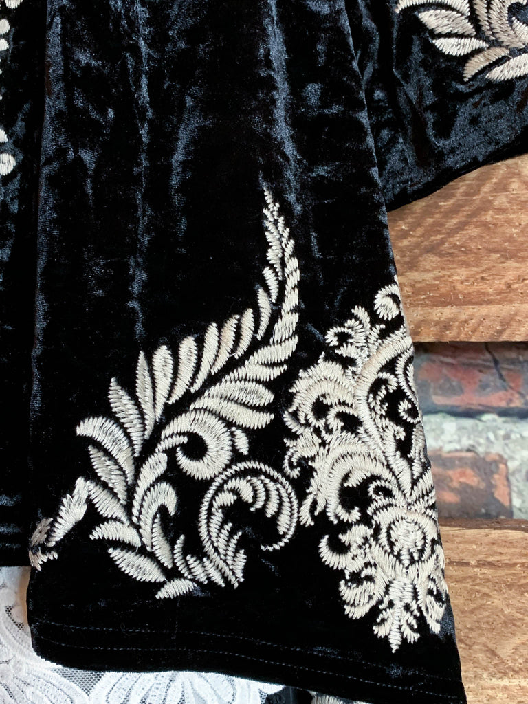 TIMELESS BEAUTY LUX VELVET EMBROIDERED KIMONO IN BLACK