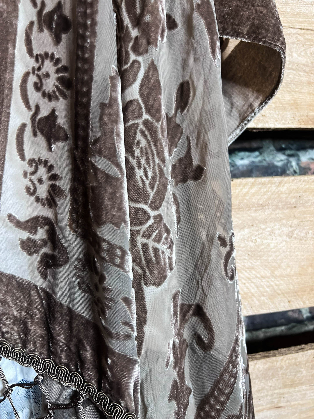 LA VIE BOHEME VELVET BURNOUT KIMONO TAUPE