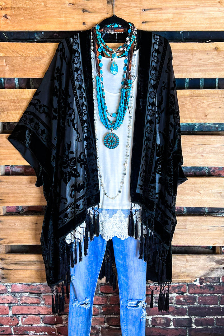 LA VIE BOHEME VELVET BURNOUT KIMONO IN BLACK/BK