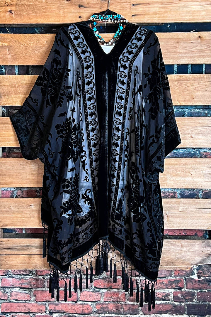 LA VIE BOHEME VELVET BURNOUT KIMONO IN BLACK/BK