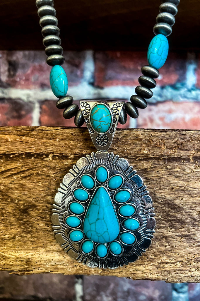 Countryside Vintage-Inspired  Necklace in Turquoise