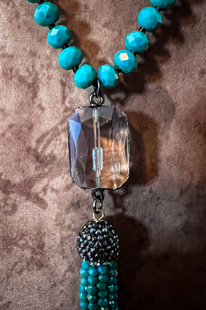 MAGICAL ENERGY CRYSTAL LONG NECKLACE IN GREEN EMERALD COLOR