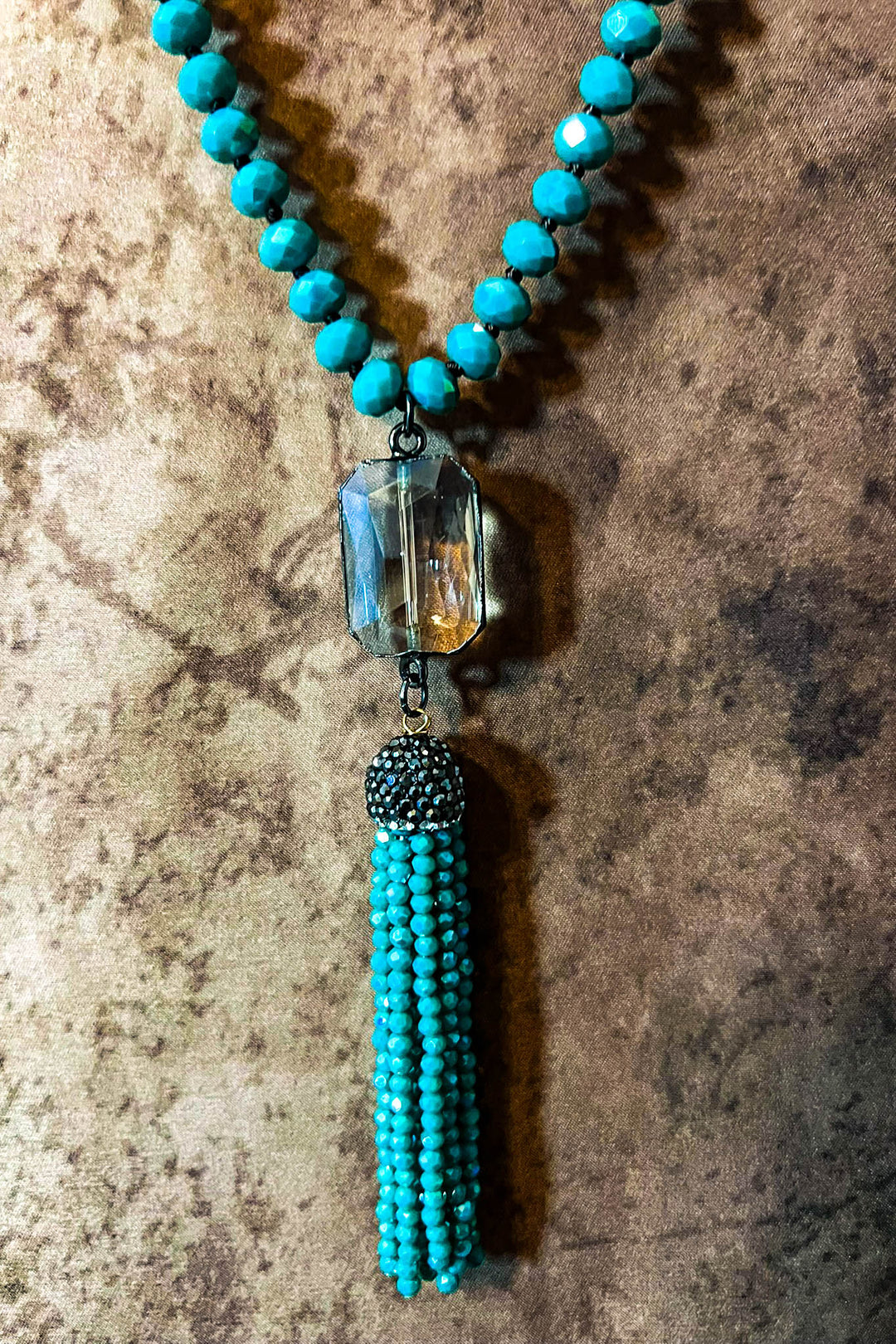 MAGICAL ENERGY CRYSTAL LONG NECKLACE IN GREEN EMERALD COLOR