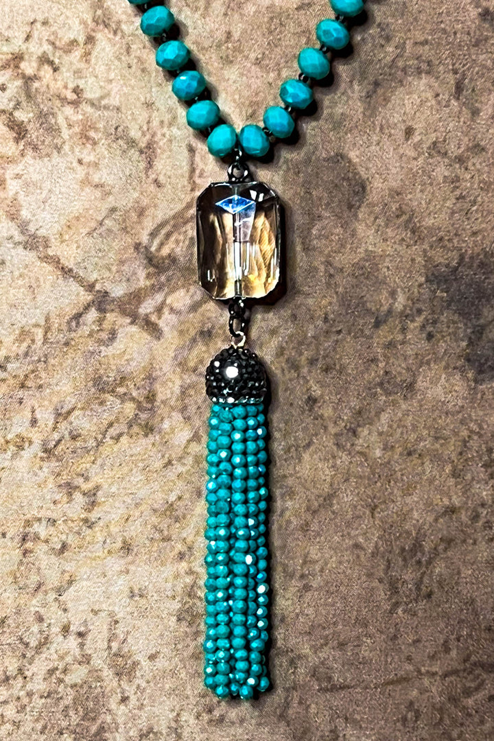 MAGICAL ENERGY CRYSTAL LONG NECKLACE IN GREEN EMERALD COLOR