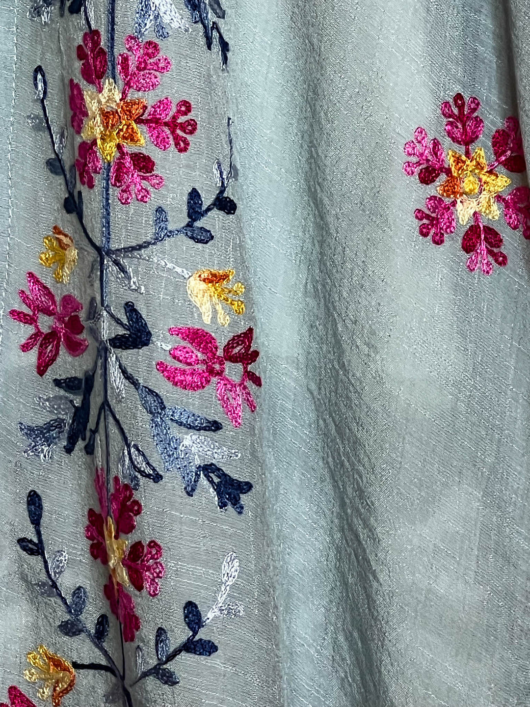 IT'S LOVE AT FIRST SIGHT SAGE FLORAL EMBROIDERED KIMONO