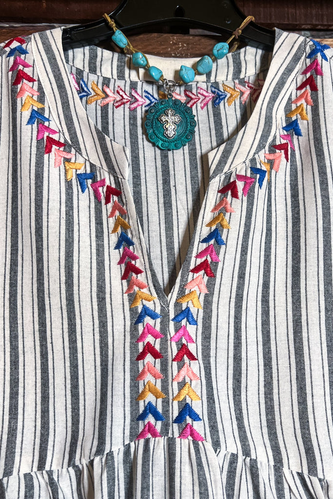DELICATE ARROW EMBROIDERED TOP IN CHARCOAL MIX