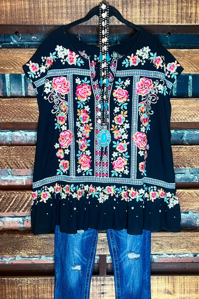 BEAUTY AND BLOOMS EMBROIDERED BLOUSE IN BLACK