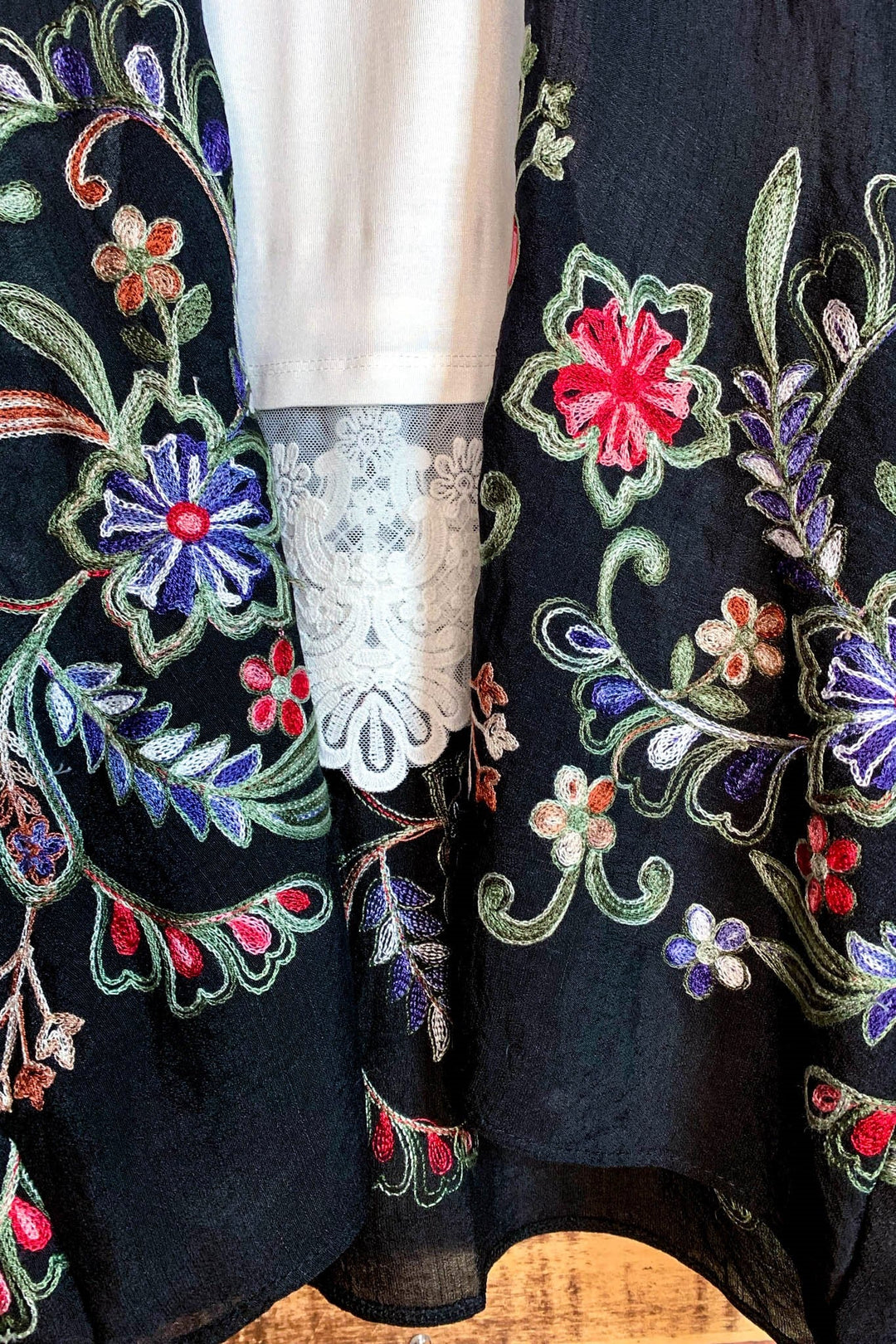 GO WITH GRACE FLORAL EMBROIDERED KIMONO IN BLACK