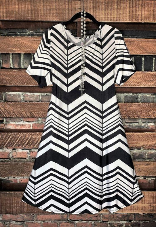 INSPIRE CHIC PRINT DRESS IN BLACK & WHITE-------------SALE