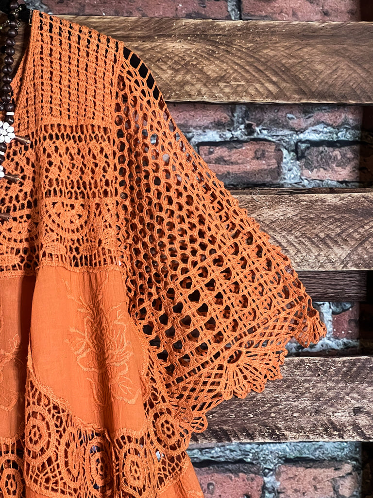 A FAIRYTALE PRETTY UNIQUE 100% COTTON NATURAL & FLORAL LACE TUNIC IN RUST