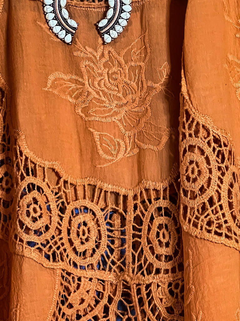 A FAIRYTALE PRETTY UNIQUE 100% COTTON NATURAL & FLORAL LACE TUNIC IN RUST