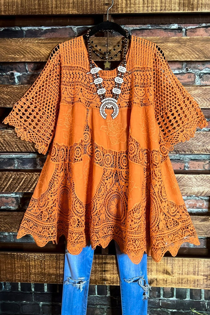 A FAIRYTALE PRETTY UNIQUE 100% COTTON NATURAL & FLORAL LACE TUNIC IN RUST
