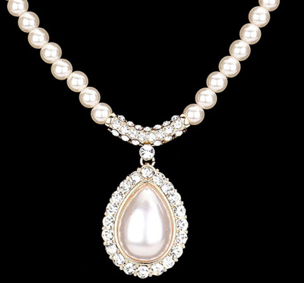 Timeless Glamour Pearl & Crystal Set Necklace